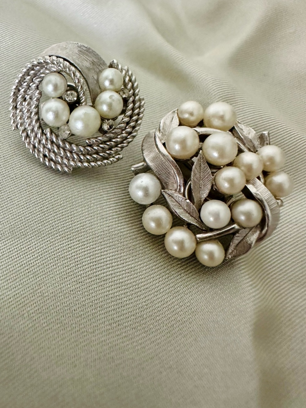 Vintage CROWN TRIFARI Mismatched Faux Pearl & Stone 1” Clip-On Earrings